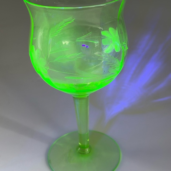 Art Deco wine uranium wine glasses simple with garland 1 Glass - Picture 1 of 11